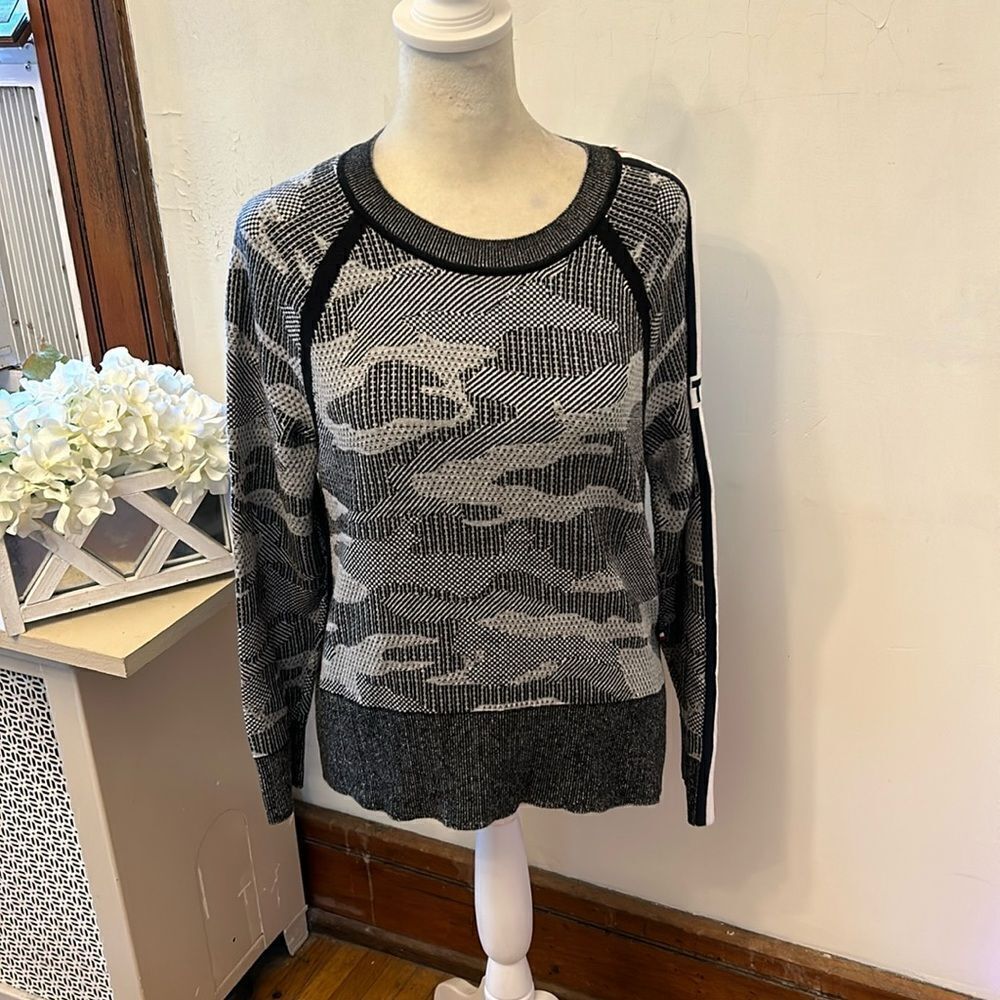 Tommy Hilfiger black camouflage sweatshirt Red white blue arm stripe Sz M EUC